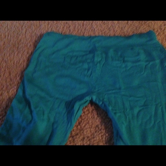 Teal leggings. Great for the gym and outdoors.