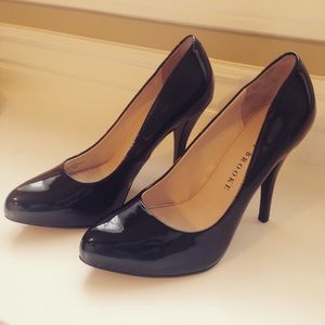 Audrey Brooke Bracelet Patent Pump