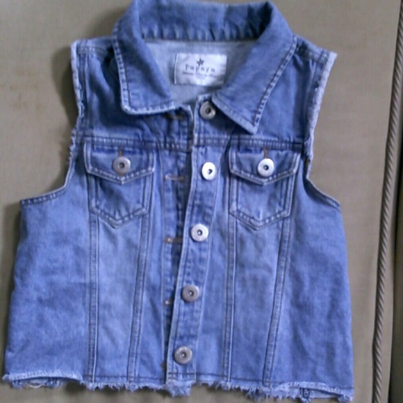 Sleveless crop jean jacket