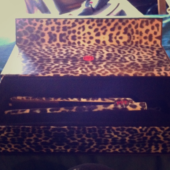 A PYT ceramic hair straightener