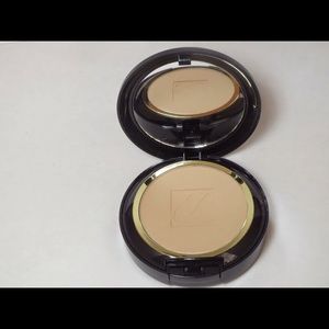 Estée Lauder "stay in place" powder makeup