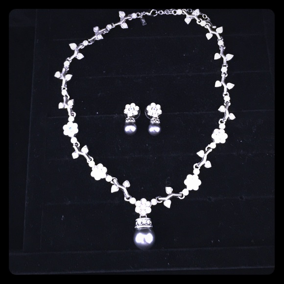 Necklace and earring set