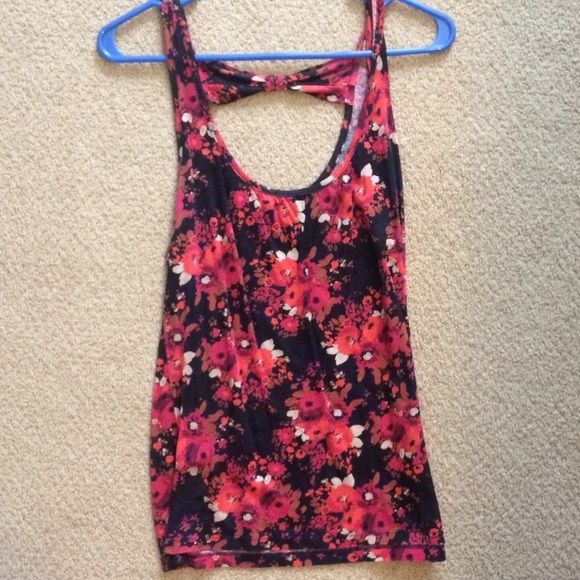 Cute top with bow on back