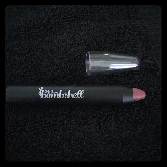 Be a bombshell lip crayon