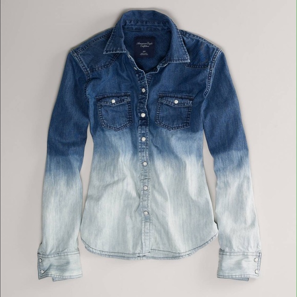 🎀American Eagle Ombré Chambray Shirt
