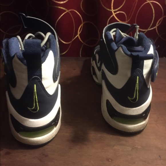 Nikes - Picture 3 of 4