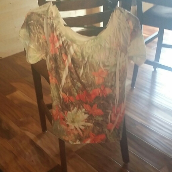 Beautiful shirt great for a summer look