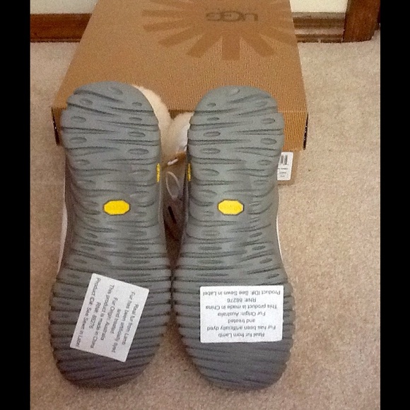 UGG AMBRA WATERPROOF BOOTS - Picture 4 of 4