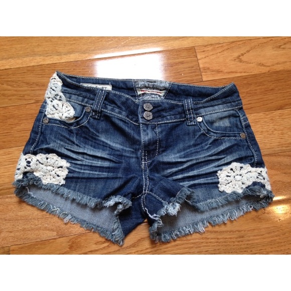 Shorts w/ Floral - Picture 2 of 3