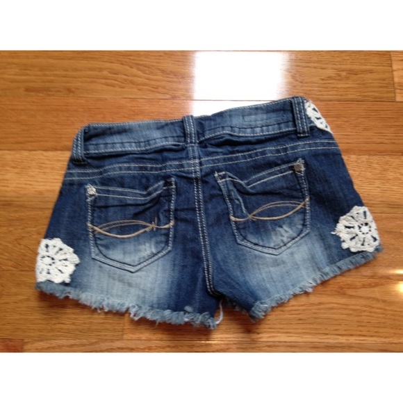 Shorts w/ Floral - Picture 3 of 3