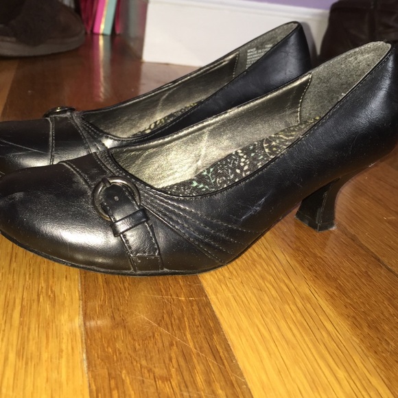 Black 1.5" pumps