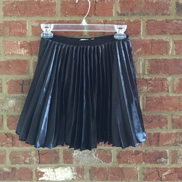 Black pleated HM Skirt