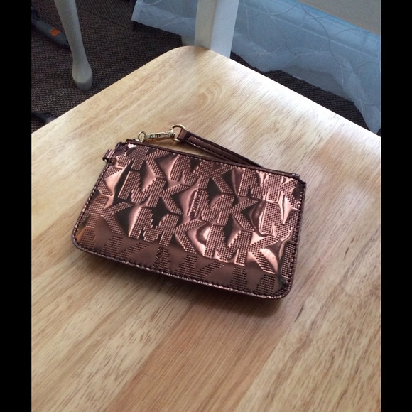 NWOT: jet set signature wristlet