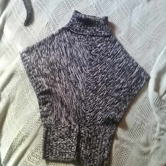 Derek Heart sweater size medium, never worn