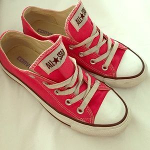 Pink converse (low tops)