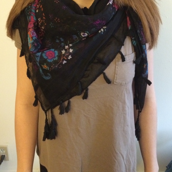 Light neck scarf with floral print