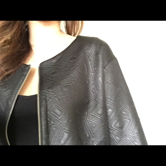 ✌️✌️✌️ASTR Cropped Jacket With Embossed Print. - Picture 2 of 2