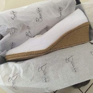 BRAND NEW Beacon Sandals