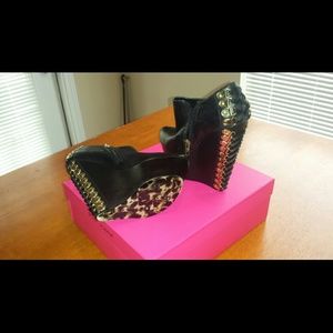 Betsey Johnson black leather wedges