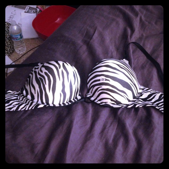 Victoria's Secret add 2 cups bra: 32 B