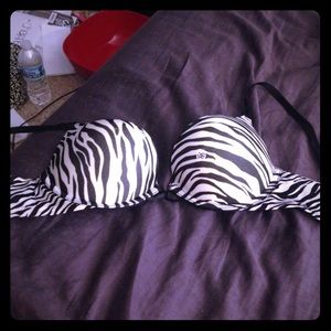 Victoria's Secret add 2 cups bra: 32 B