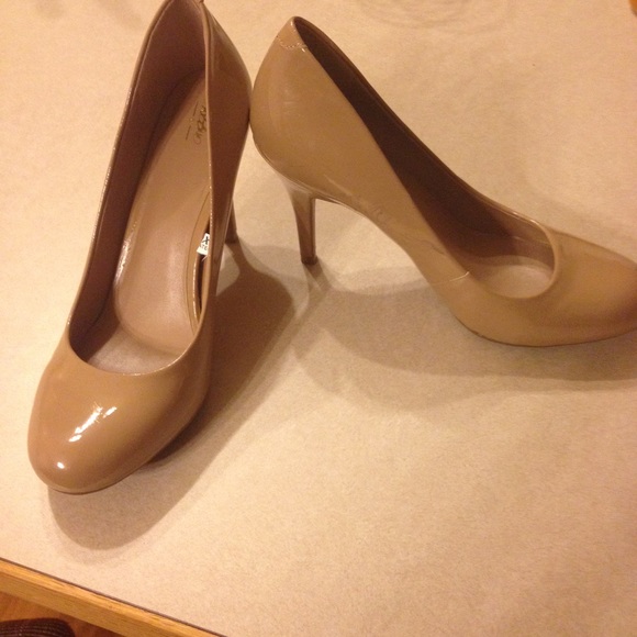 Nude pumps like new