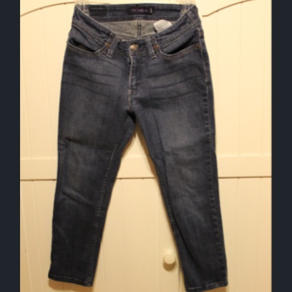 Capris jeans.