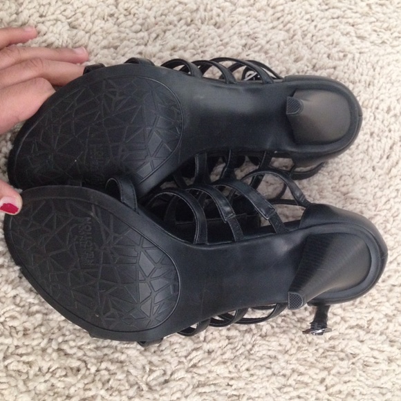 New shoe. - Picture 4 of 4