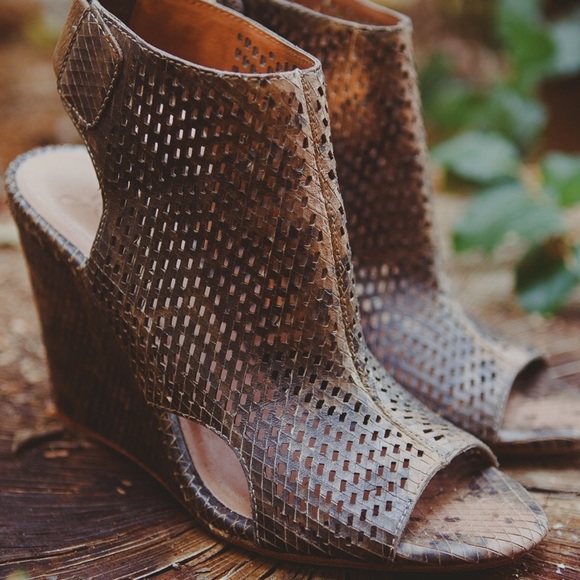 Joie Shoes - Nwt joie Kelsey snakeskin wedge