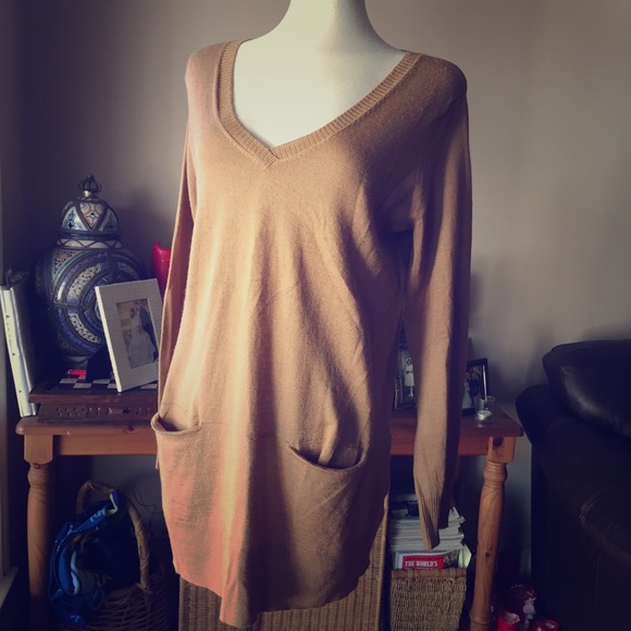 Beige knit tunic with front pockets