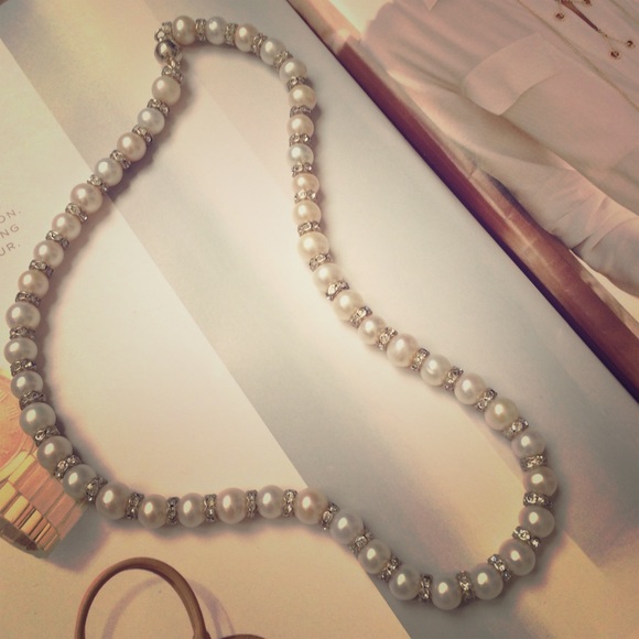 Jewelry - Beautiful pearl and crystal necklace ! 💎💎💎