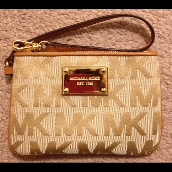 Michael Kors Handbags - SALE!!! NWOT Michael Kors wristlet
