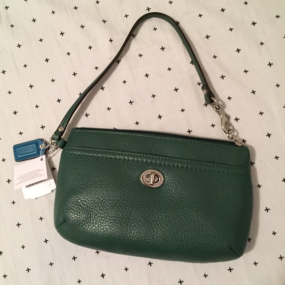 SOLD Nwt Coach green leather wristlet! - Picture 2 of 4