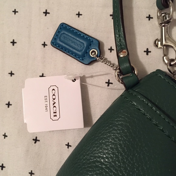 SOLD Nwt Coach green leather wristlet! - Picture 3 of 4