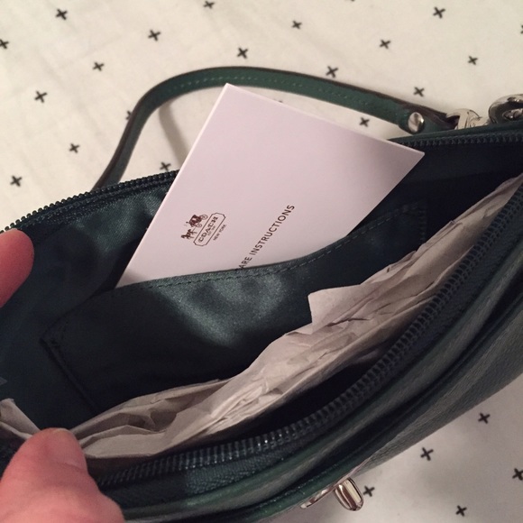 SOLD Nwt Coach green leather wristlet! - Picture 4 of 4