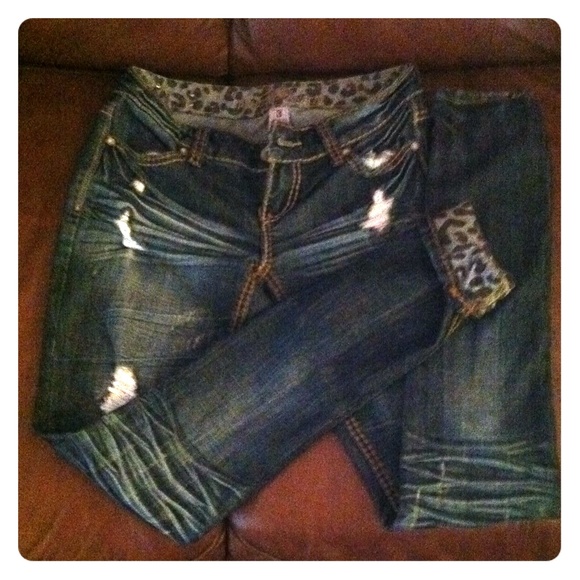 Super cute! Skinny jeans, very fashionable!