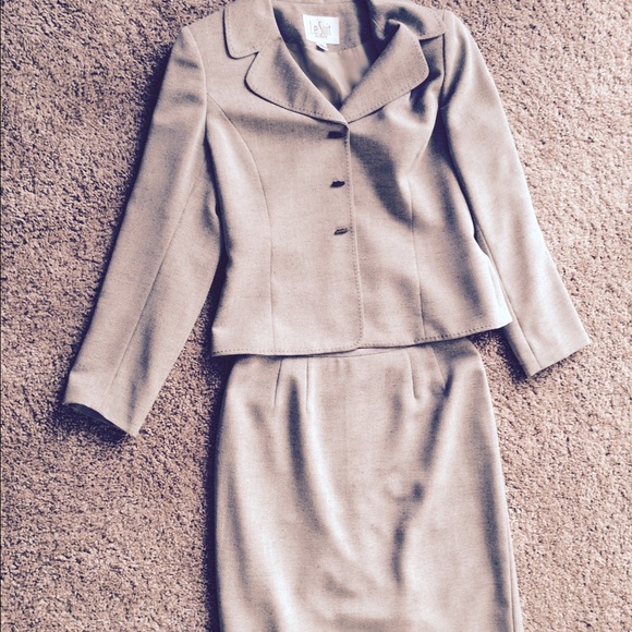 Le Suit size 6 petite