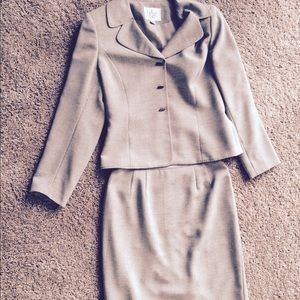 Le Suit size 6 petite