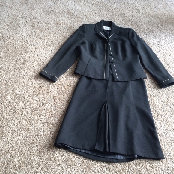 Ladies size 6 petite Le Suit