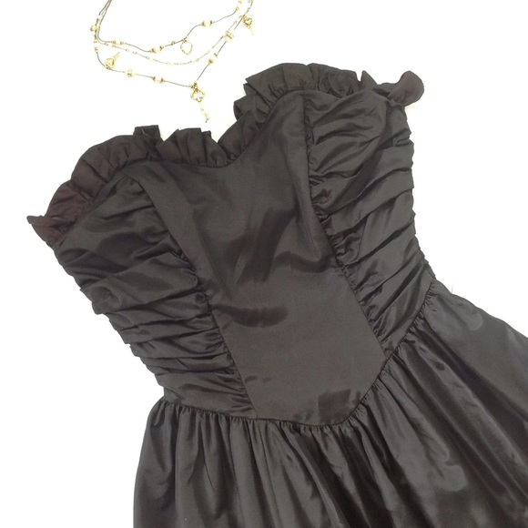 steppin out Dresses & Skirts - Vintage gothic strapless dress sz 3 or XS