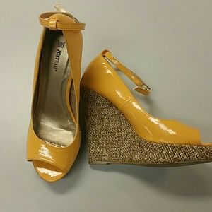 Yellow wedge shoe