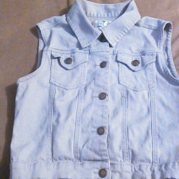 Sleeveless denim jacket