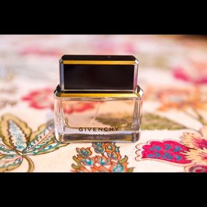 Givenchy Dahlia Noir Perfume