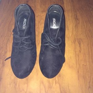 Black closed shoes