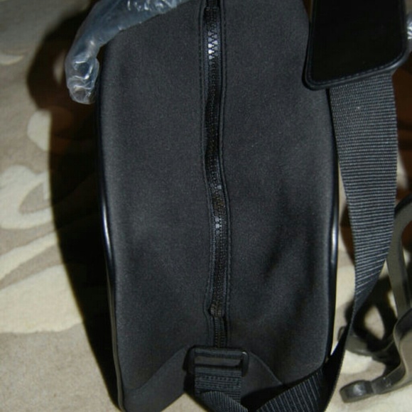 Parfums Givenchy Weekender Duffle Bag - Picture 3 of 4