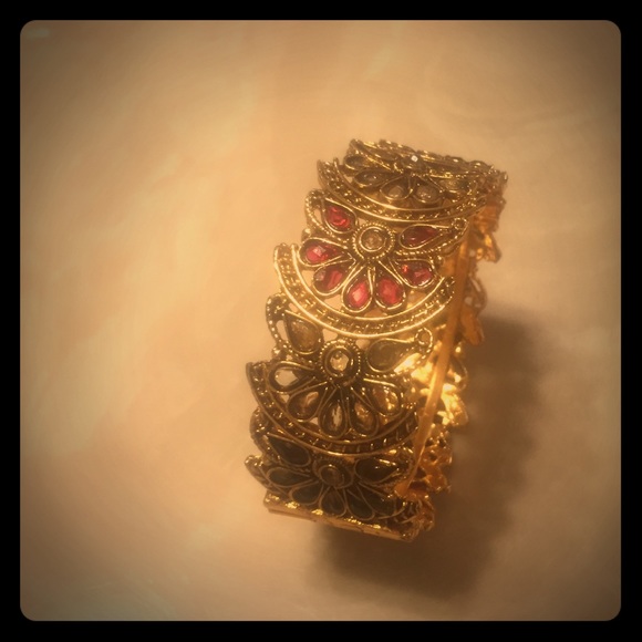 Gold design bracelet