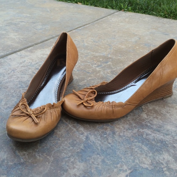 Report light brown wedge.
