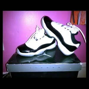 Black and White low top Concords