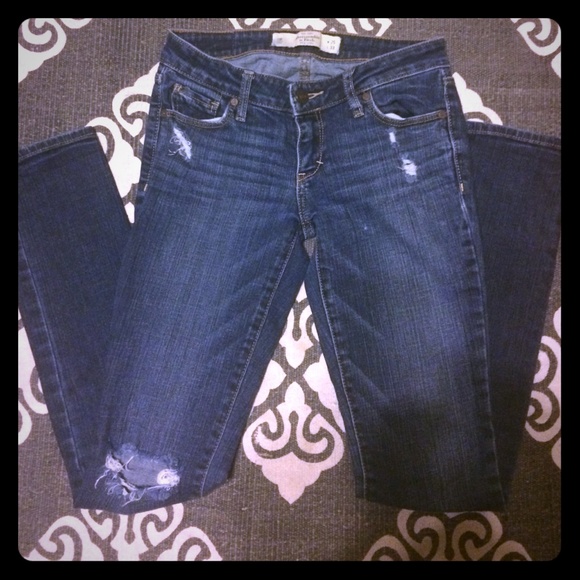 A& F Skinny distressed 25x33 0R