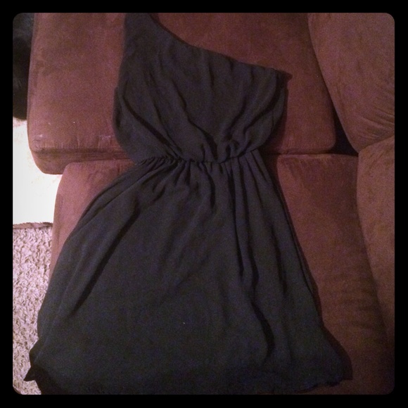 black chiffon one shoulder dress